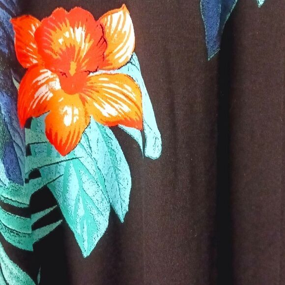 TORRID PLUS - Floral Favorite Super Soft One Sided Shoulder tunic 3X - Picture 4 of 16